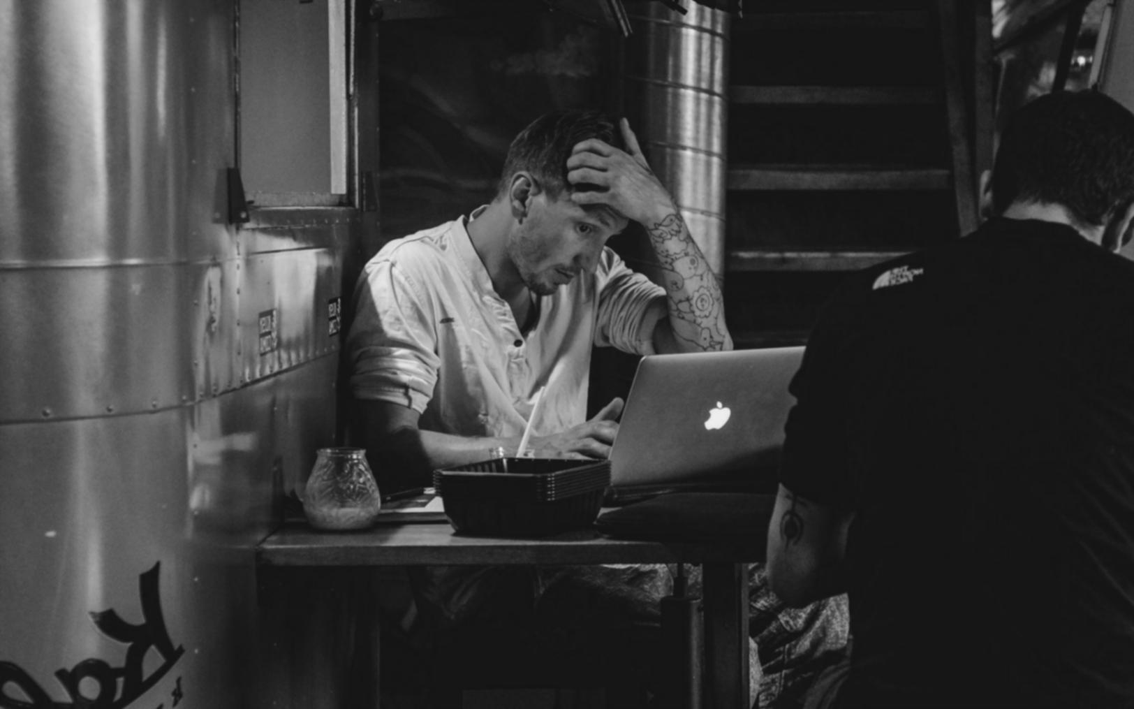 Zufriedene Familie bei der Budgetbesprechung am Küchentisch