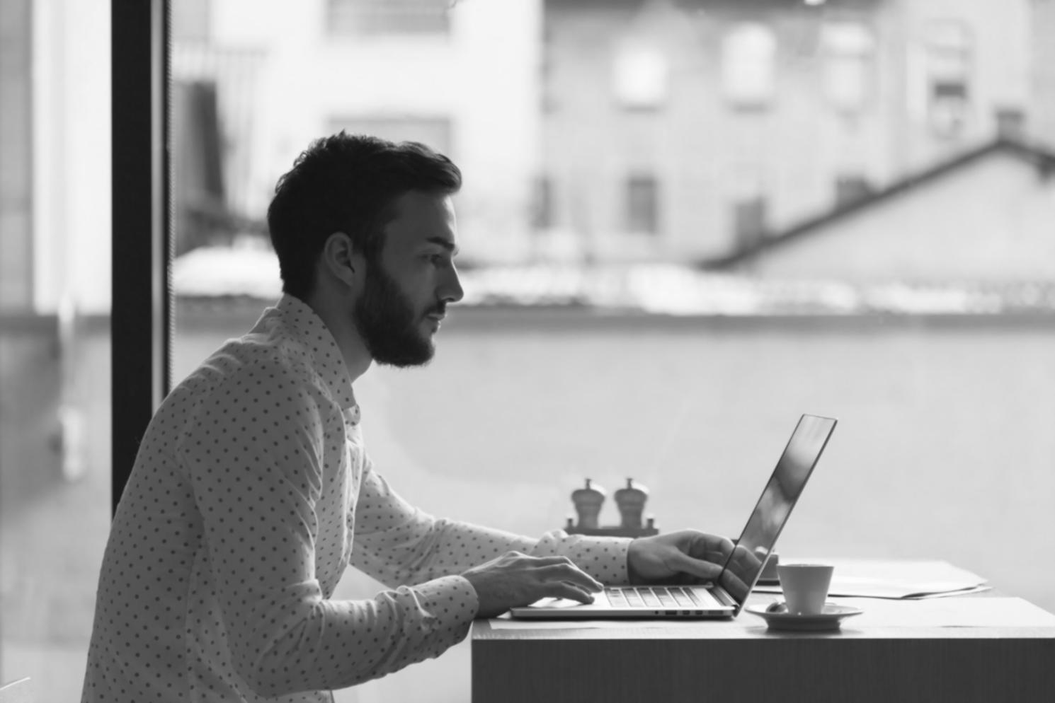 Teilnehmer arbeitet an Budgetplanung am Computer