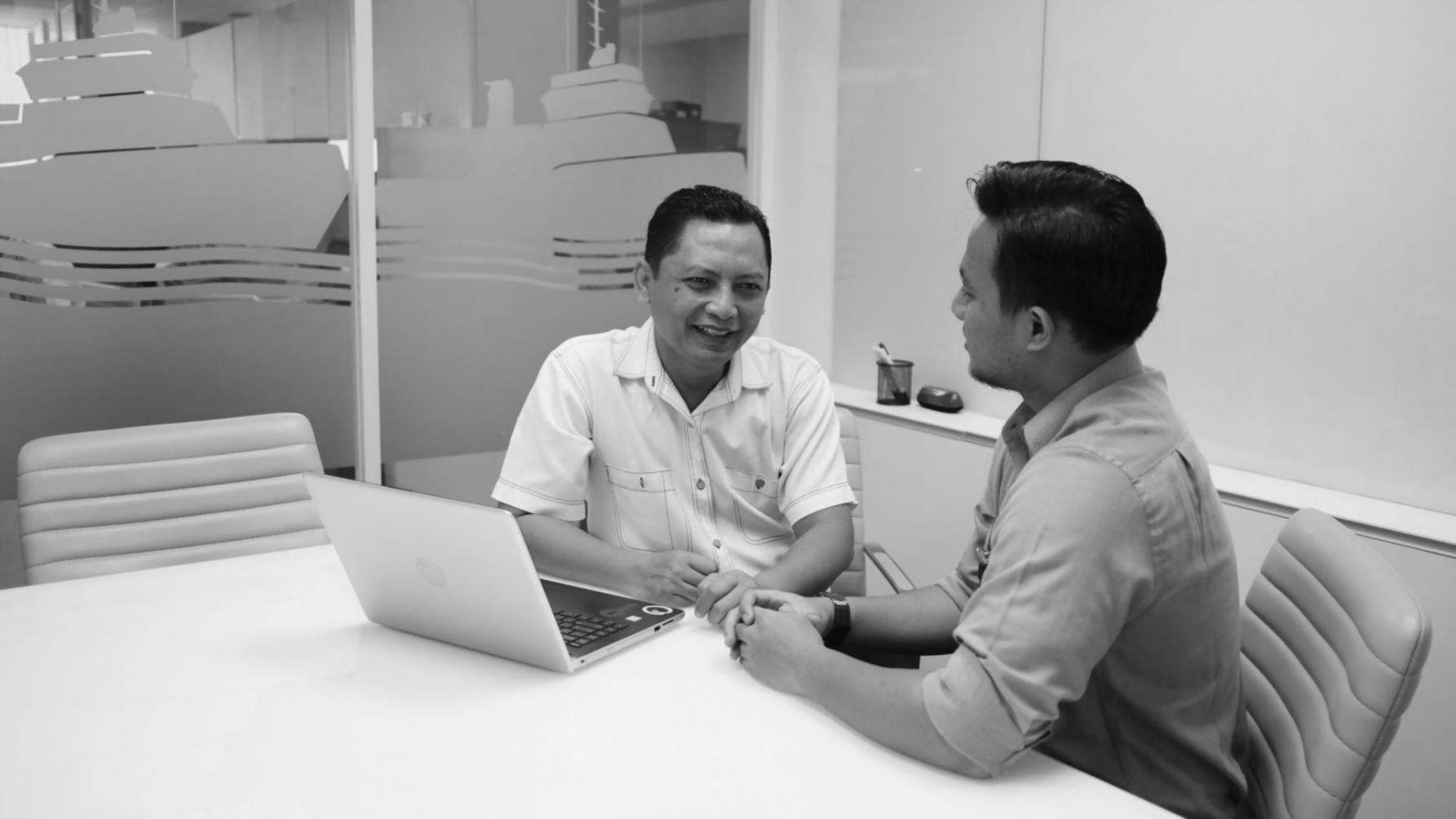 Beratungsgespräch zwischen Finanzexperten und Kunden