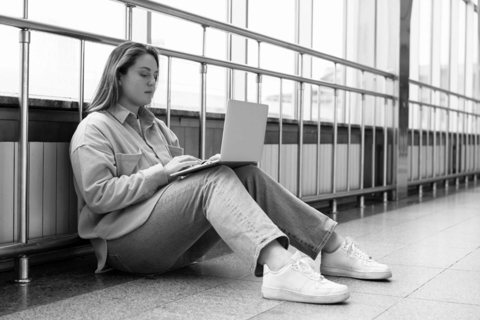 Moderne Büroräume mit Beratungsecke für Finanzgespräche